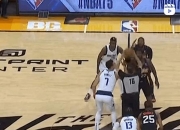 开云体育平台APP-紧张火爆场面，裁判执法出错引发争议