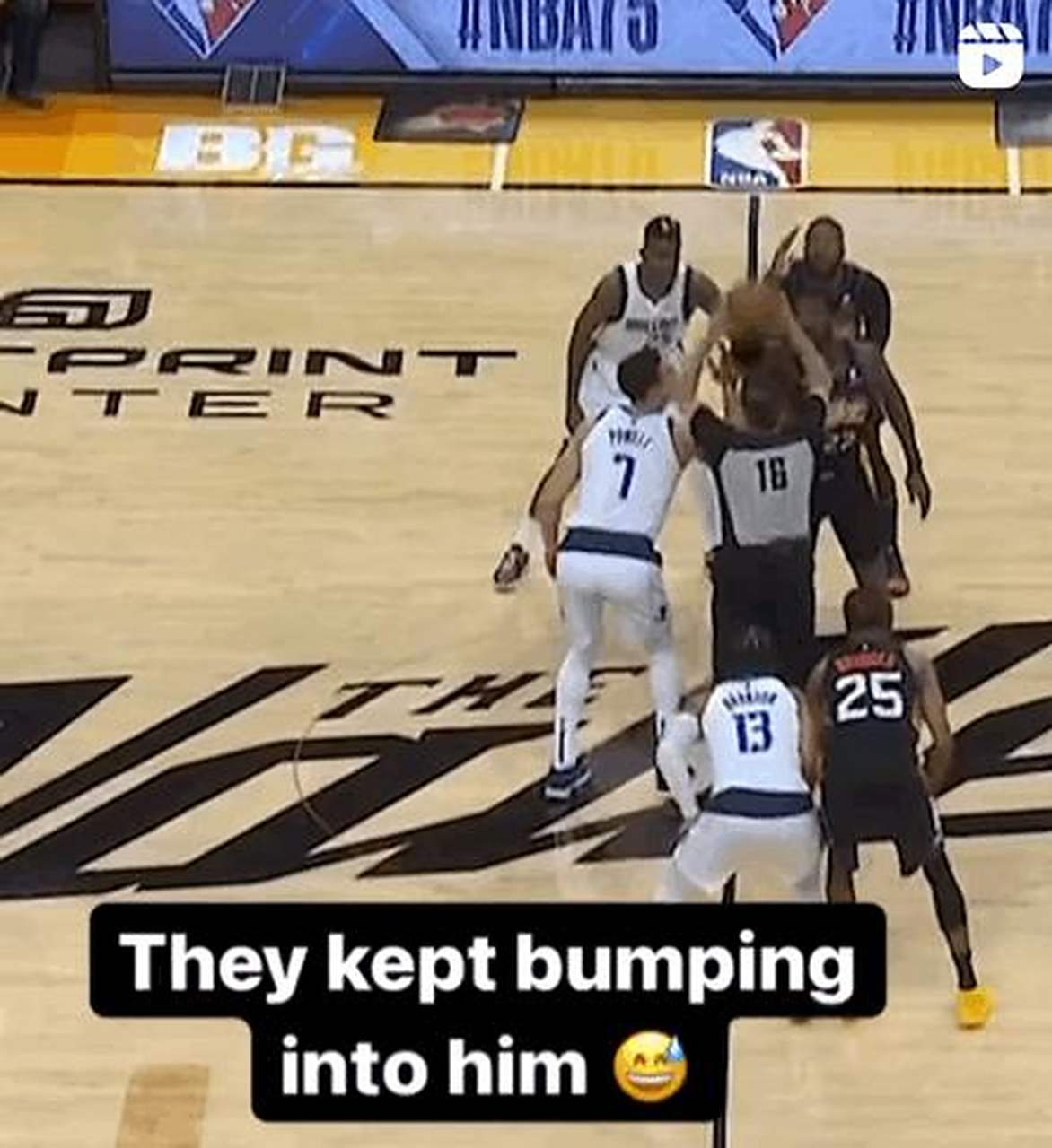 紧张火爆场面，裁判执法出错引发争议