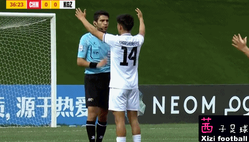 紧张火爆场面，裁判执法出错引发争议