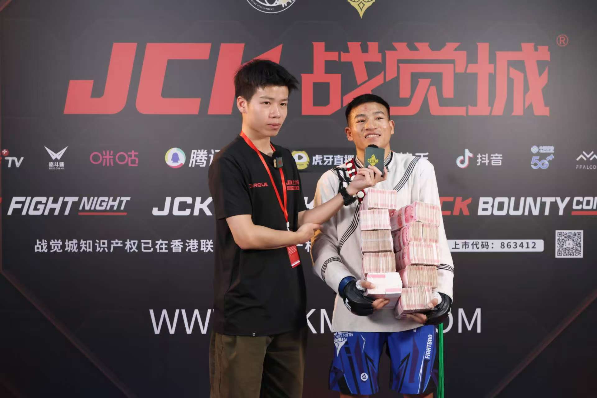 拳击官方发布赛后数据，表现引争议