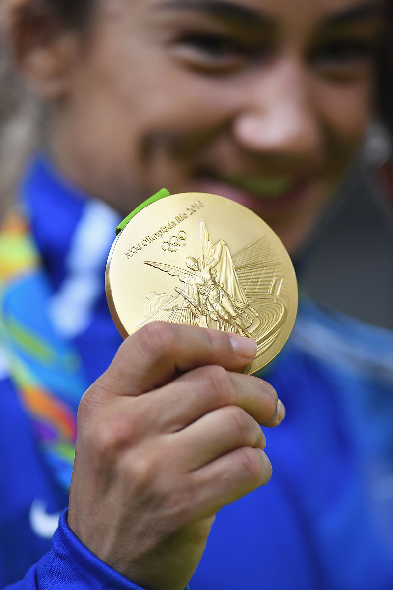 南美明星体育选手夺得多金夺牌领奖