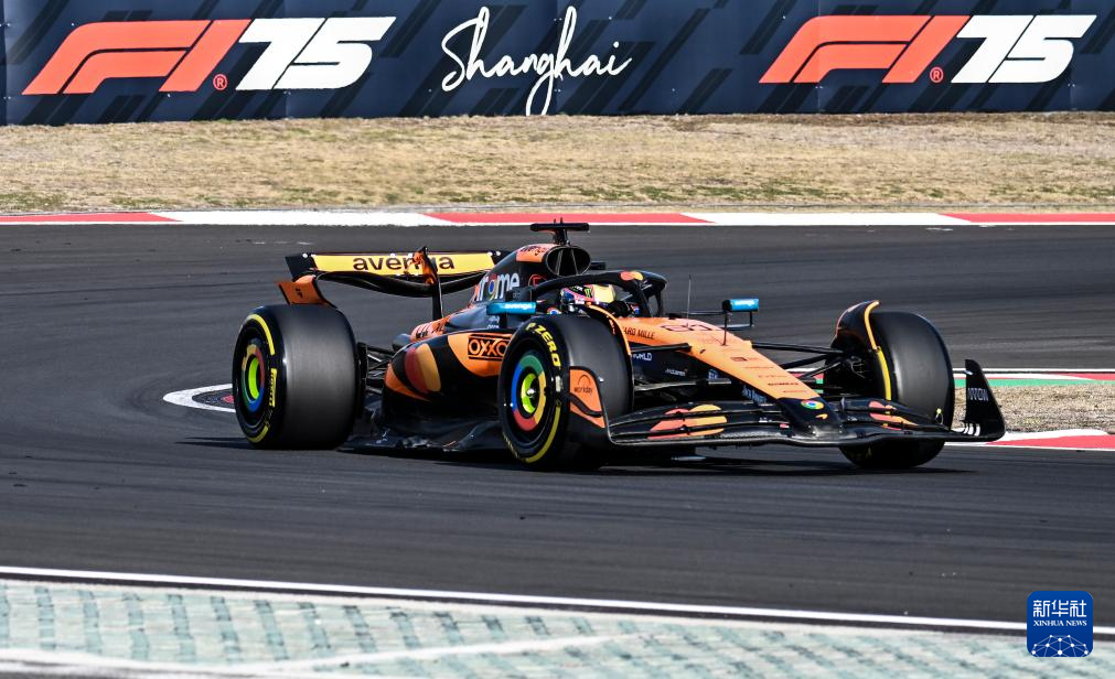 红牛车队横扫红牛二队，汉密尔顿关键制胜