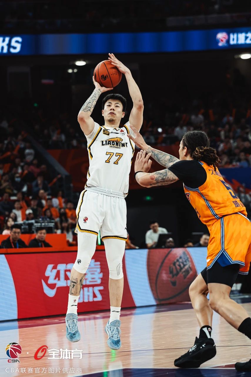 辽宁男篮取得胜利，球队士气大振